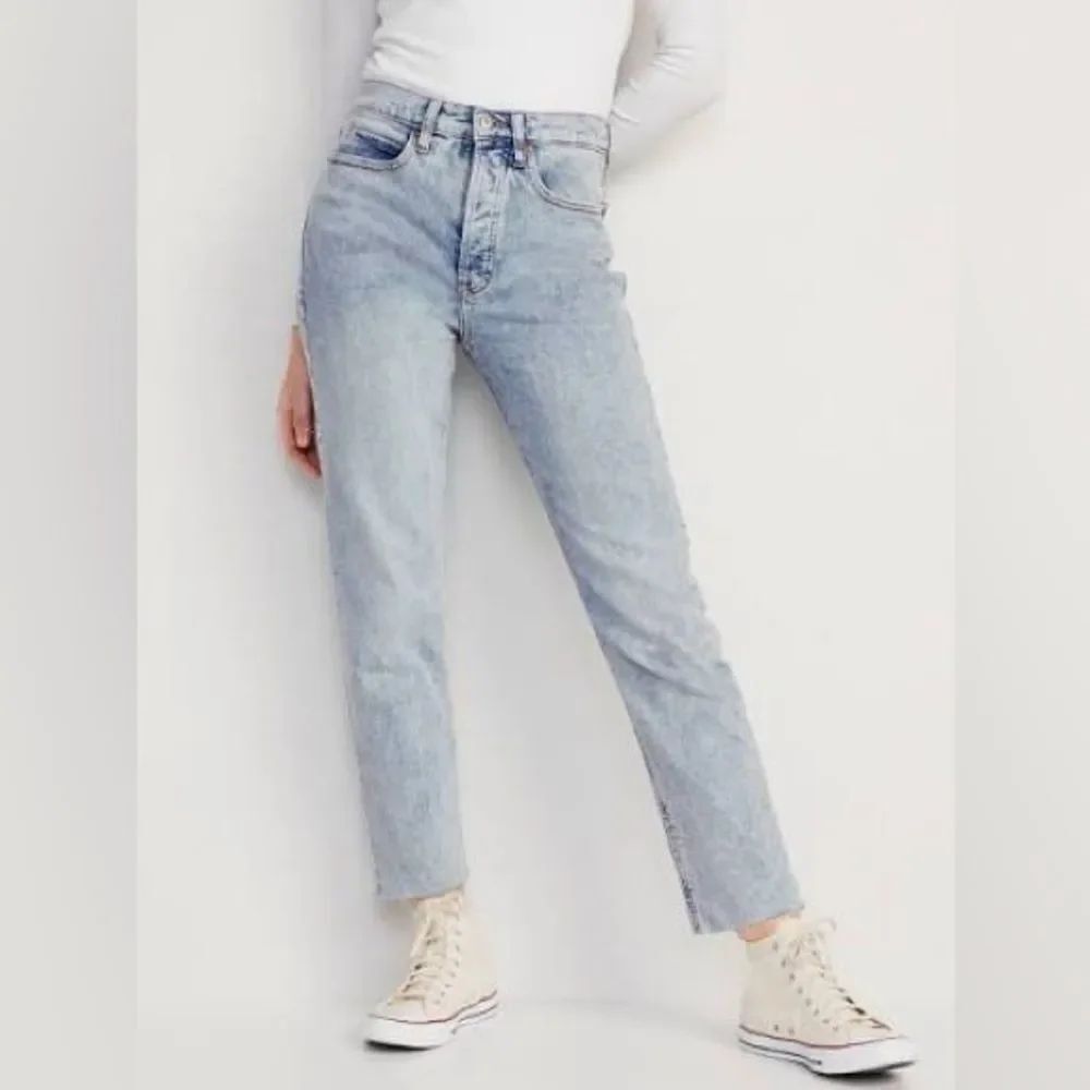 Old Navy Light Wash Extra High Rise Straight Leg Jeans w/Raw Hem (Size: 2)